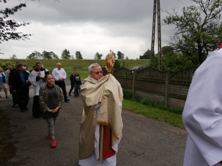 11 CZERWCA – UPADNIJ NA KOLANA – BOŻE CIAŁO